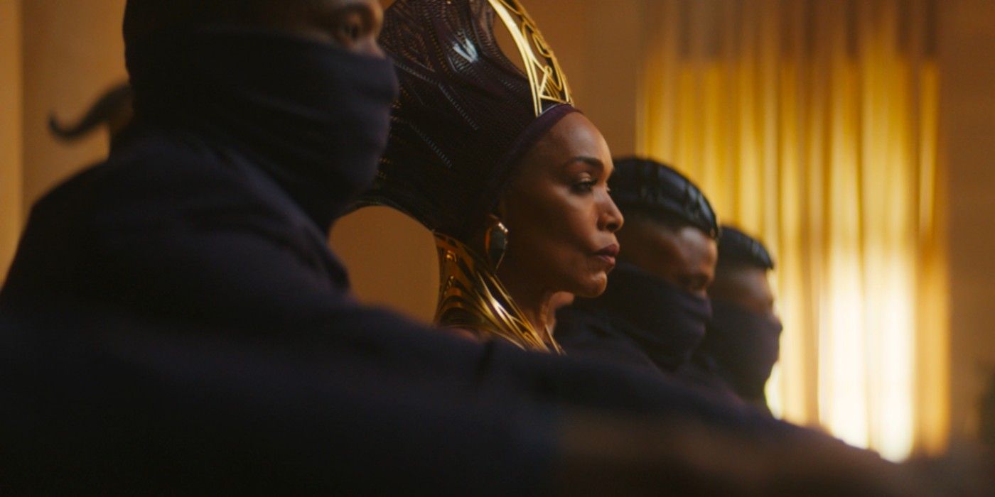Uma imagem da Rainha Ramonda e seus guardas enquanto ela enfrenta a ONU em Wakanda Forever