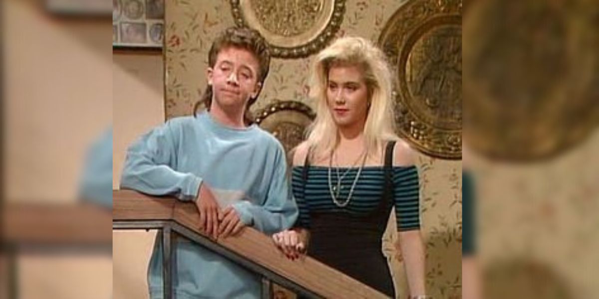 Bud & Kelly on the stairs in Married With Children