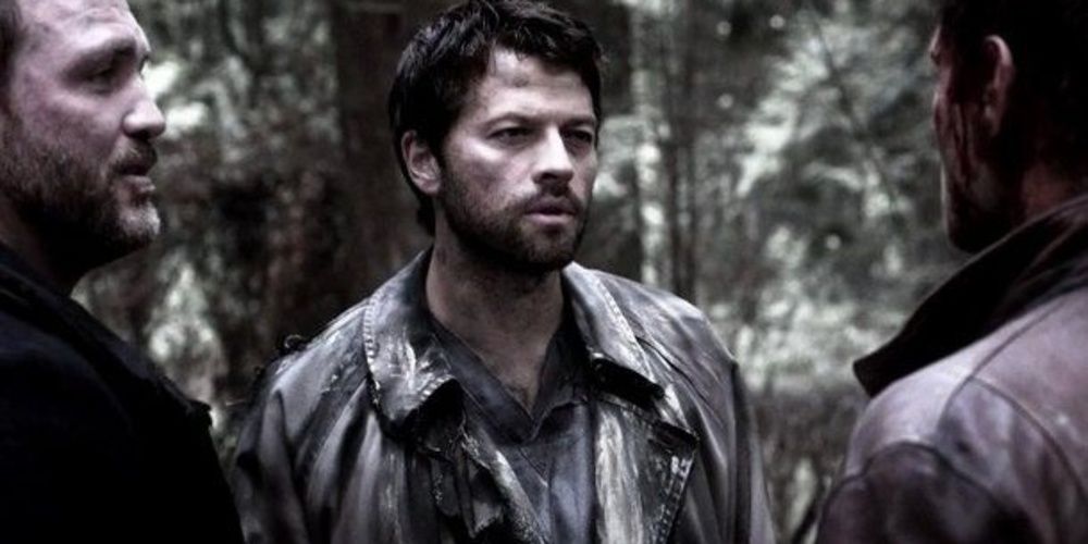 Castiel parle à Dean et Benny dans Supernatural 