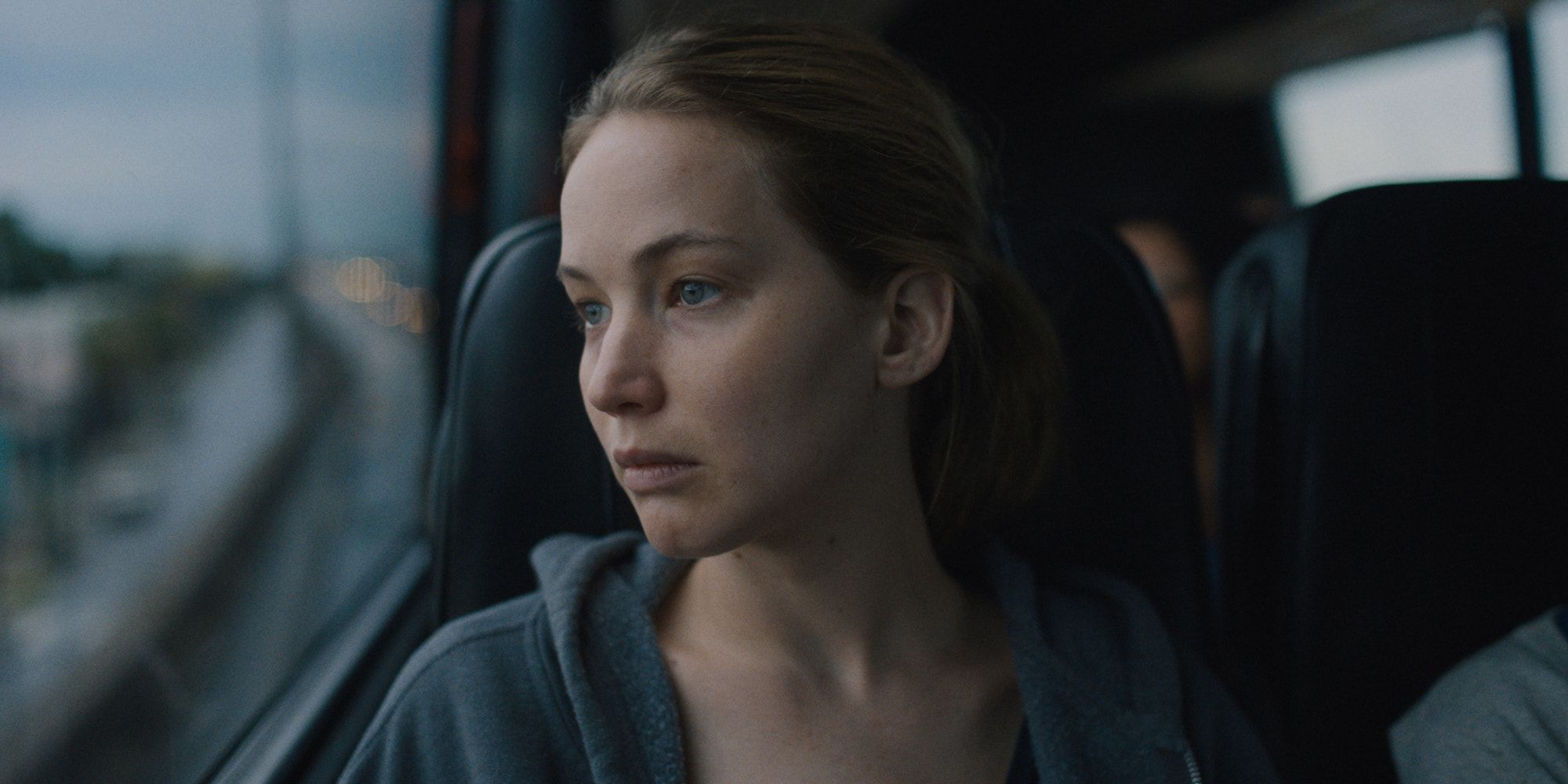 Jennifer Lawrence em um ônibus em Causeway.