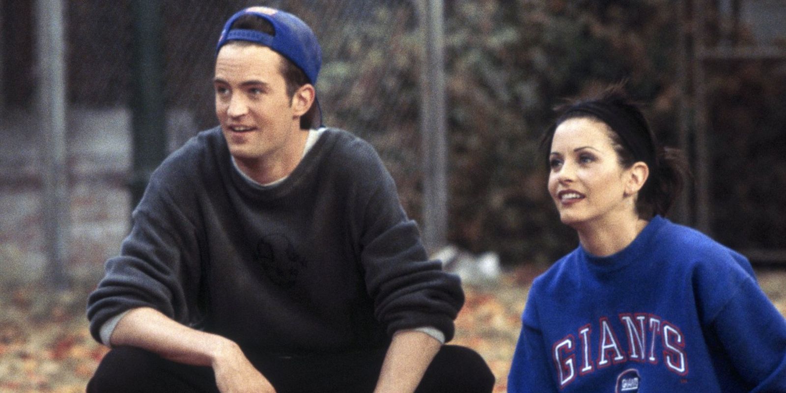Chandler Bing e Monica Geller durante o jogo de futebol Geller Cup em Friends