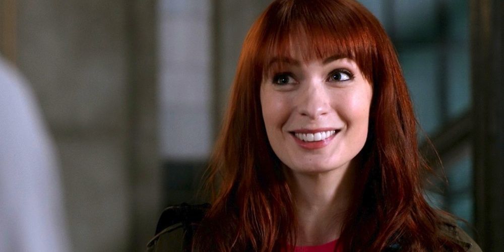 Charlie Bradbury sorri para Sam em Supernatural 