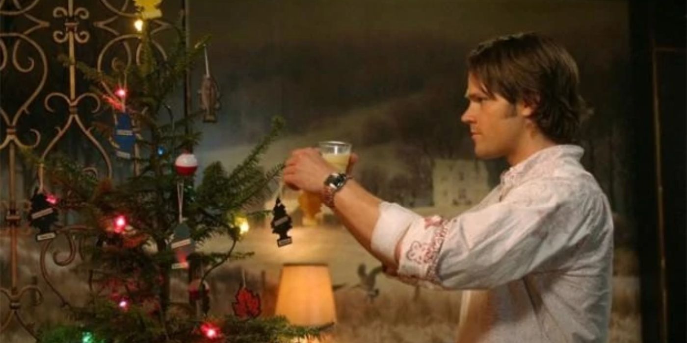 Sam decorando uma árvore com purificadores de ar para carros em um especial de Natal de Supernatural. 