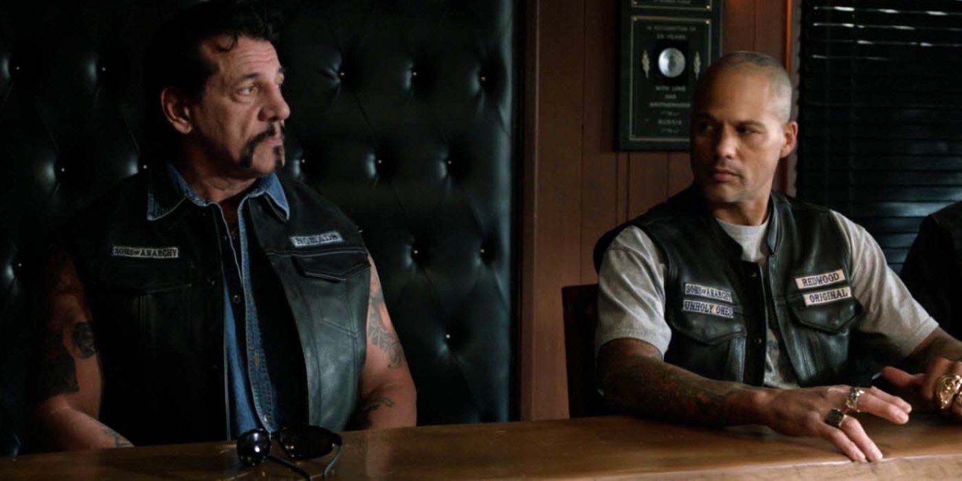 Chuck Zito (Frankie Diamonds) and Happy (David Labrava) sit at a table in Sons of Anarchy