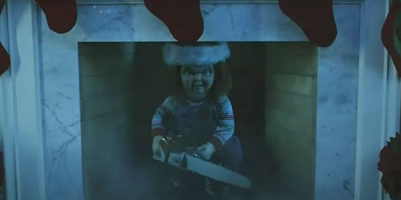 Chucky-Dressed-as-Santa-with-Chainsaw-in