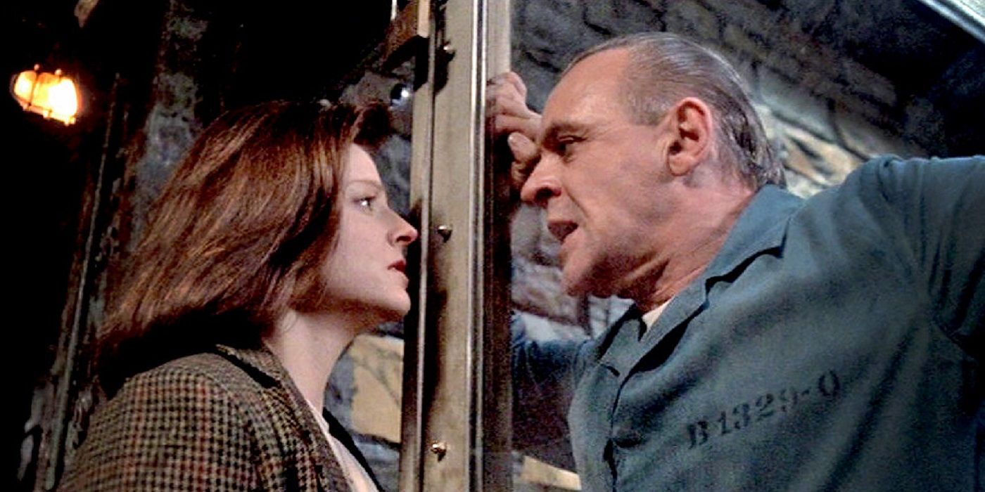 Jodie Foster como Clarice y Anthony Hopkins como Hannibal Lecter hablando a través de un cristal en El silencio de los inocentes