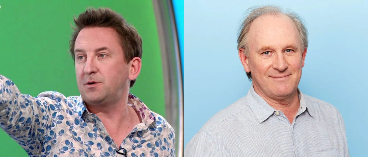 Lee Mack aponta acusadoramente para uma celebridade que ele acredita estar mentindo em Would I Lie To You, e Peter Davison sorri diante de um fundo azul.