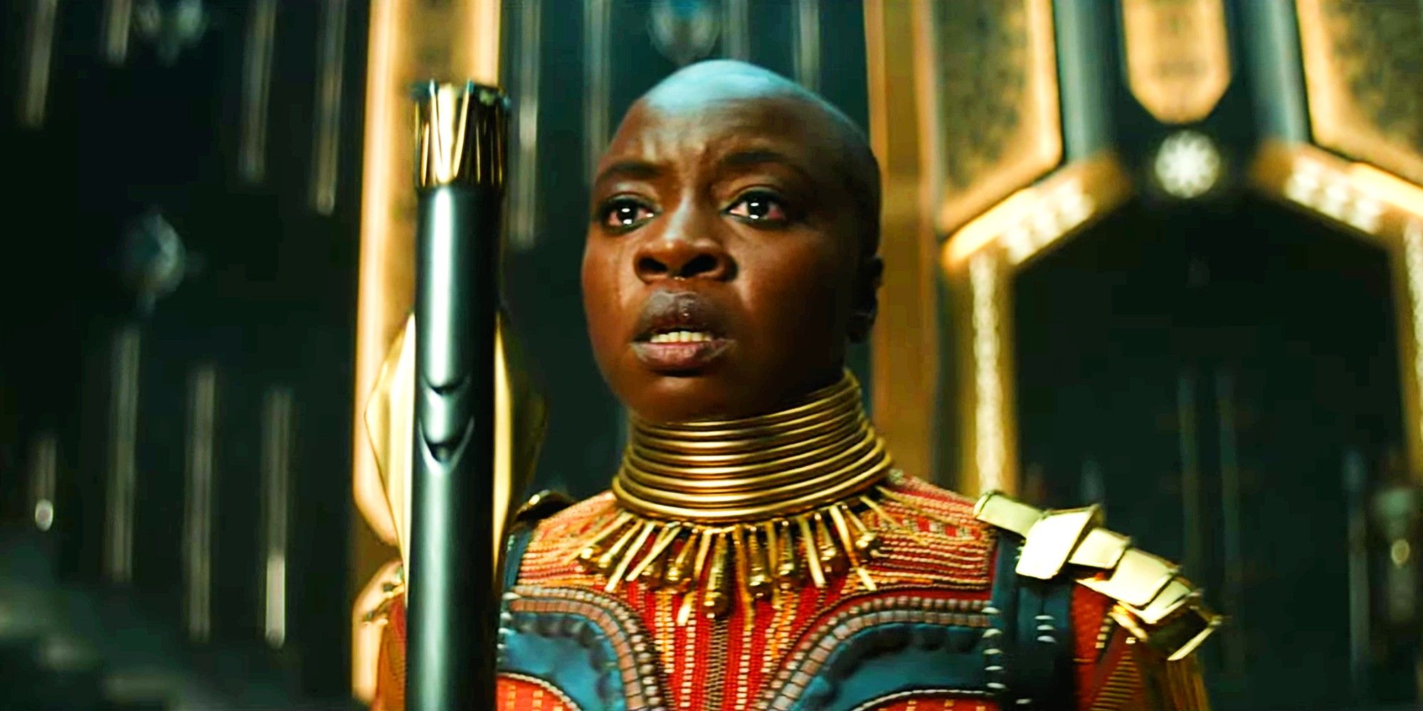 Danai Gurira como Okoye chora na sala do trono de Wakanda em Black Panther Wakanda Forever