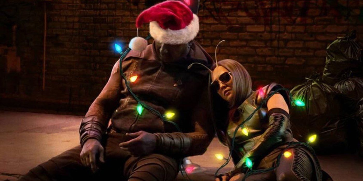 Dave Bautista sebagai Drax dan Pom Klementieff sebagai Mantis tertidur di The Guardians of the Galaxy Holiday Special