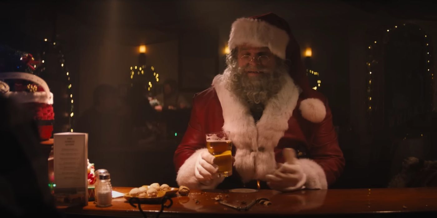 David Harbour bebendo uma cerveja como Papai Noel em Violent Night.