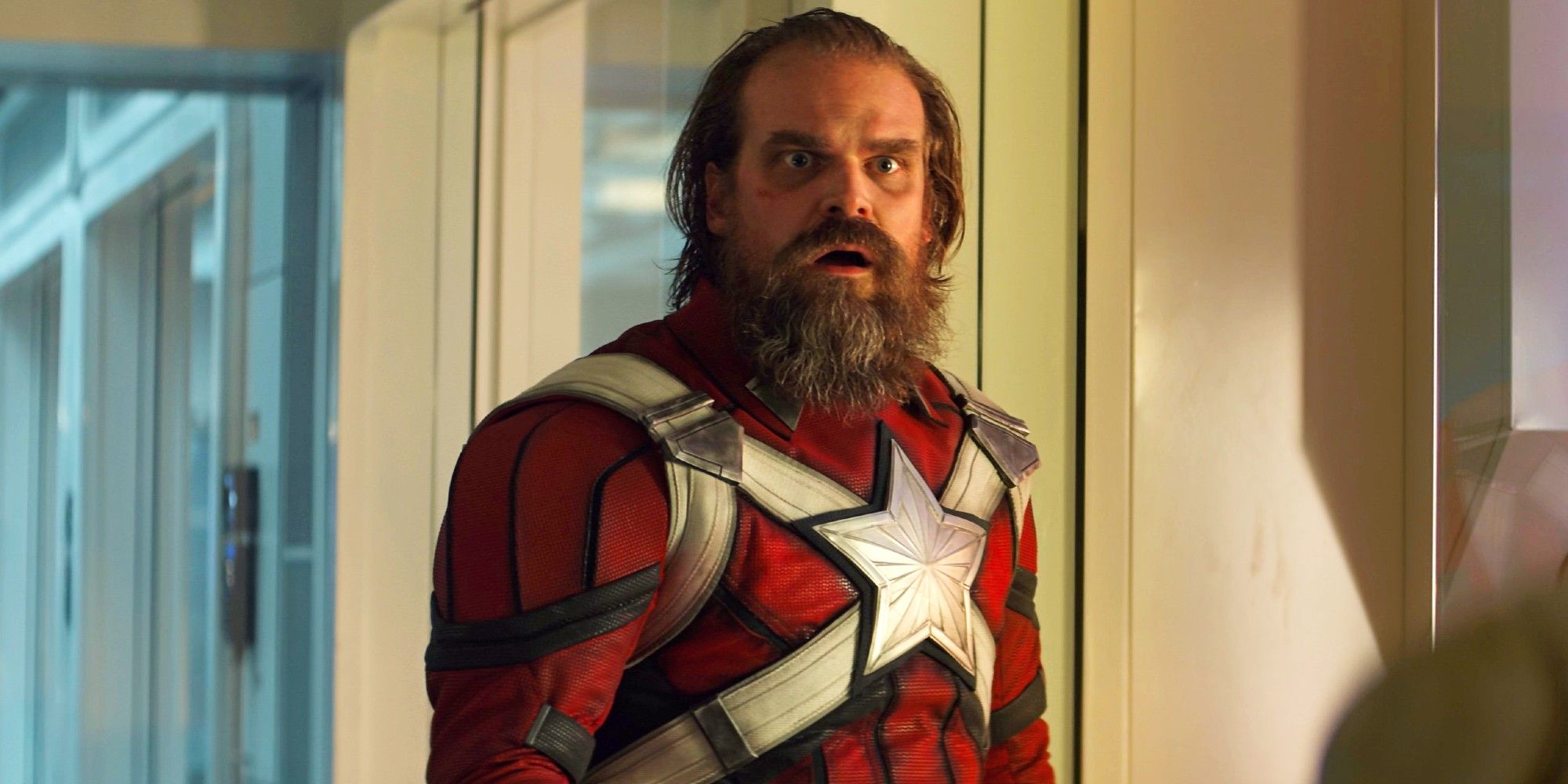 David Harbour como Red Guardian em Black Widow parecendo surpreso