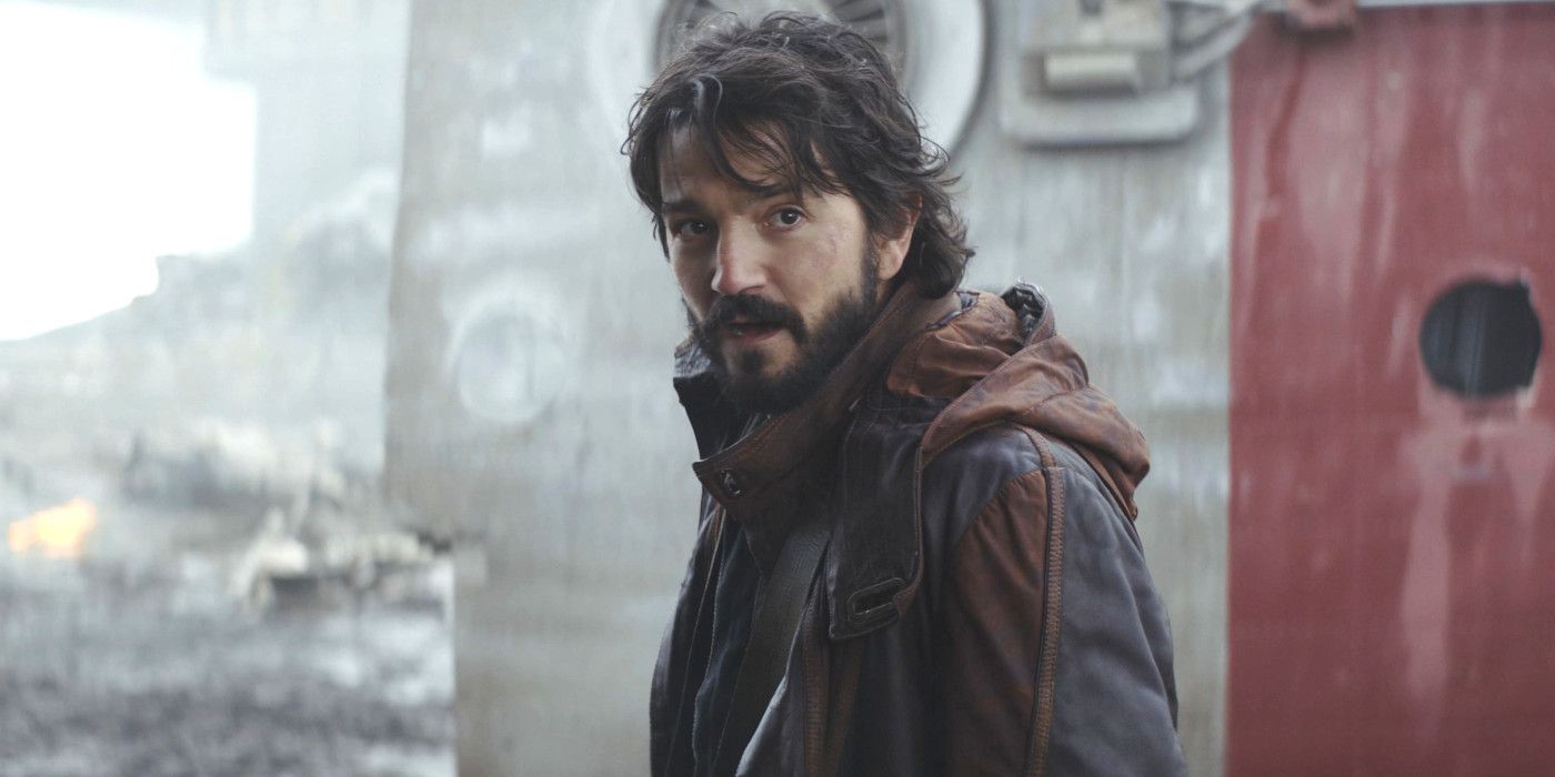 Diego Luna como Andor em Andor conversando na rua