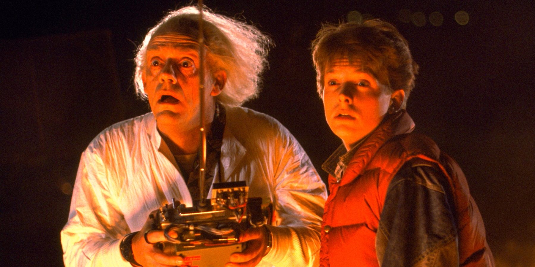 Doc e Marty assistem a máquina do tempo em De Volta para o Futuro