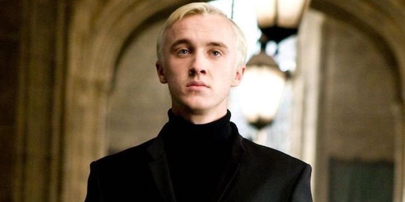 Draco Malfoy vestindo uma gola alta preta em Harry Potter