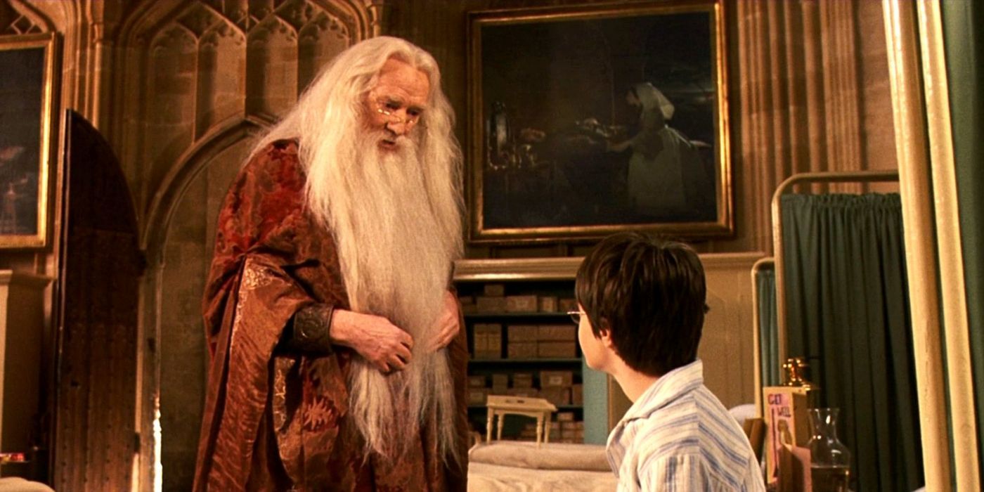 Dumbledore conversando com Harry na ala hospitalar em Harry Potter. 