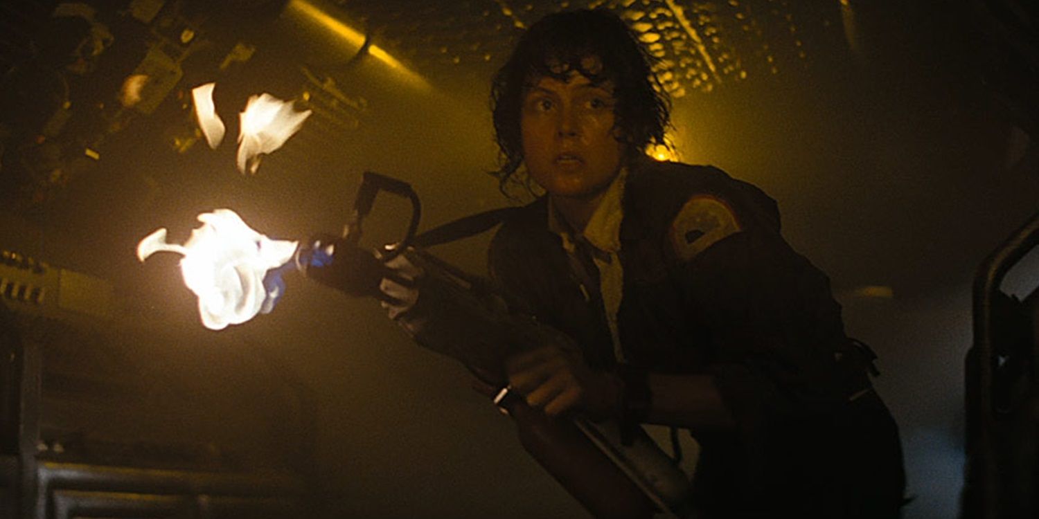 Ellen Ripley com um lança-chamas em Alien