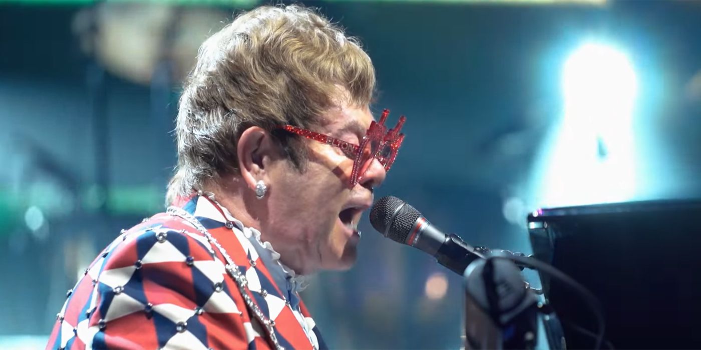 Elton John se apresentando