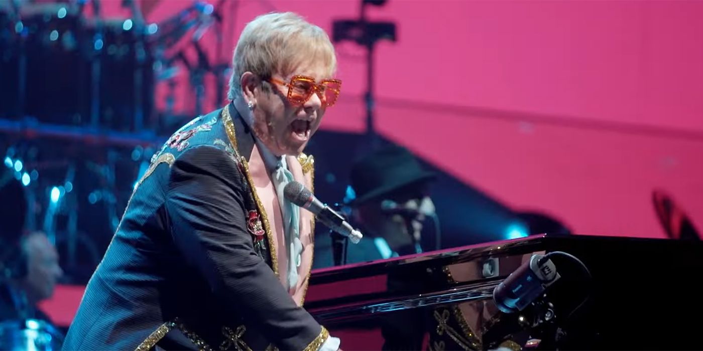 Elton John no piano