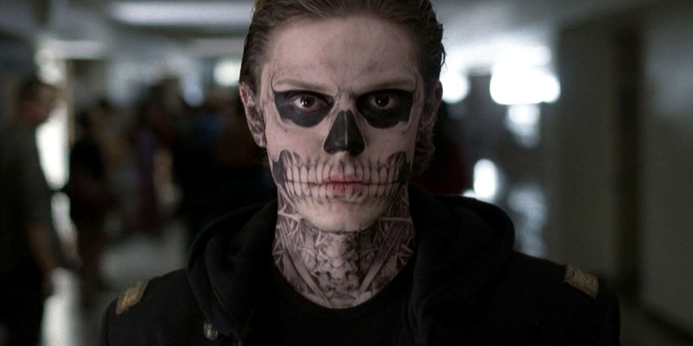 Evan Peters como Tate Langdon andando pelo corredor em American Horror Story Murder House 