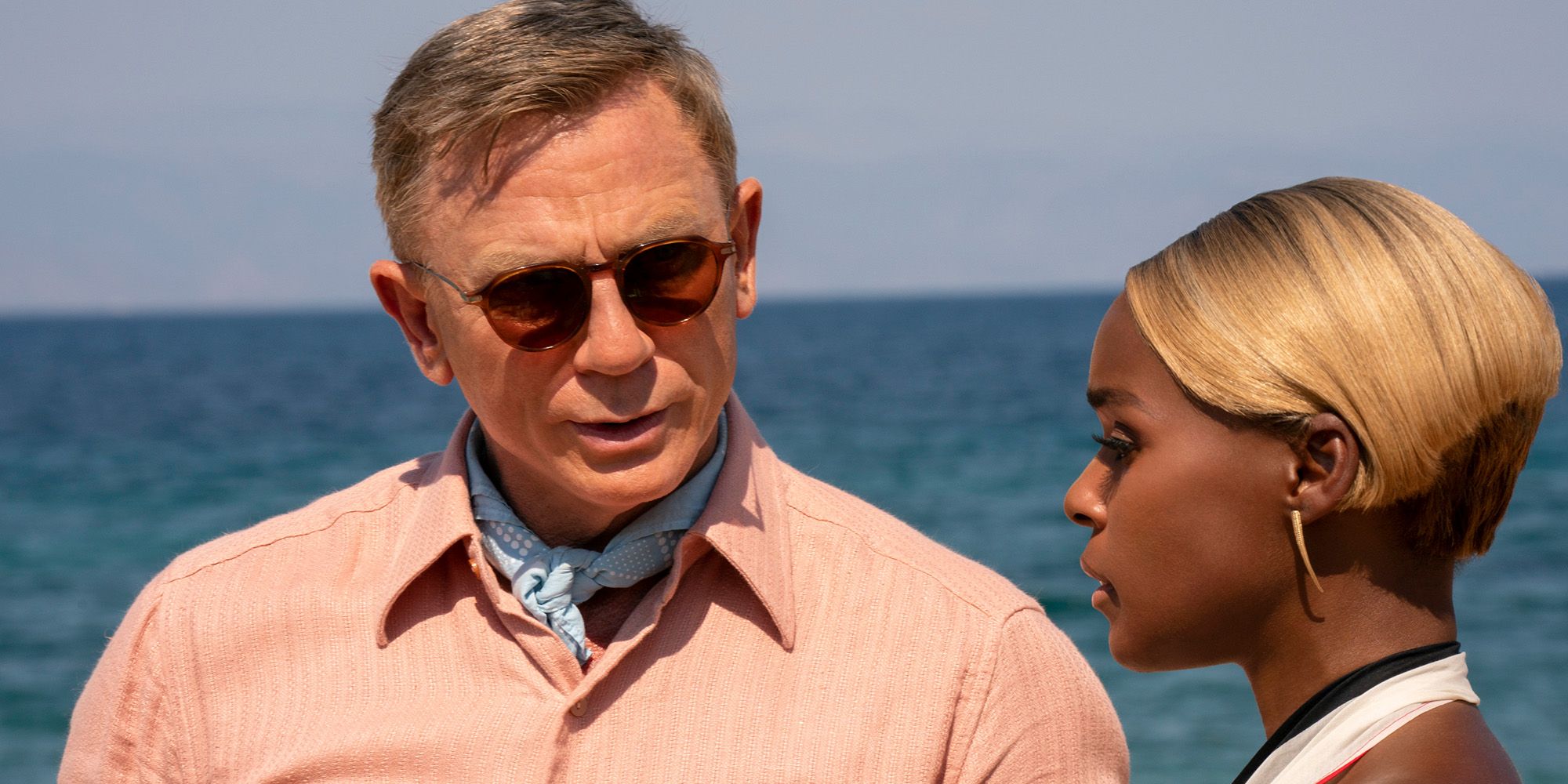 Daniel Craig como o detetive Benoit Blanc e Janelle Monáe como Andi em Glass Onion.