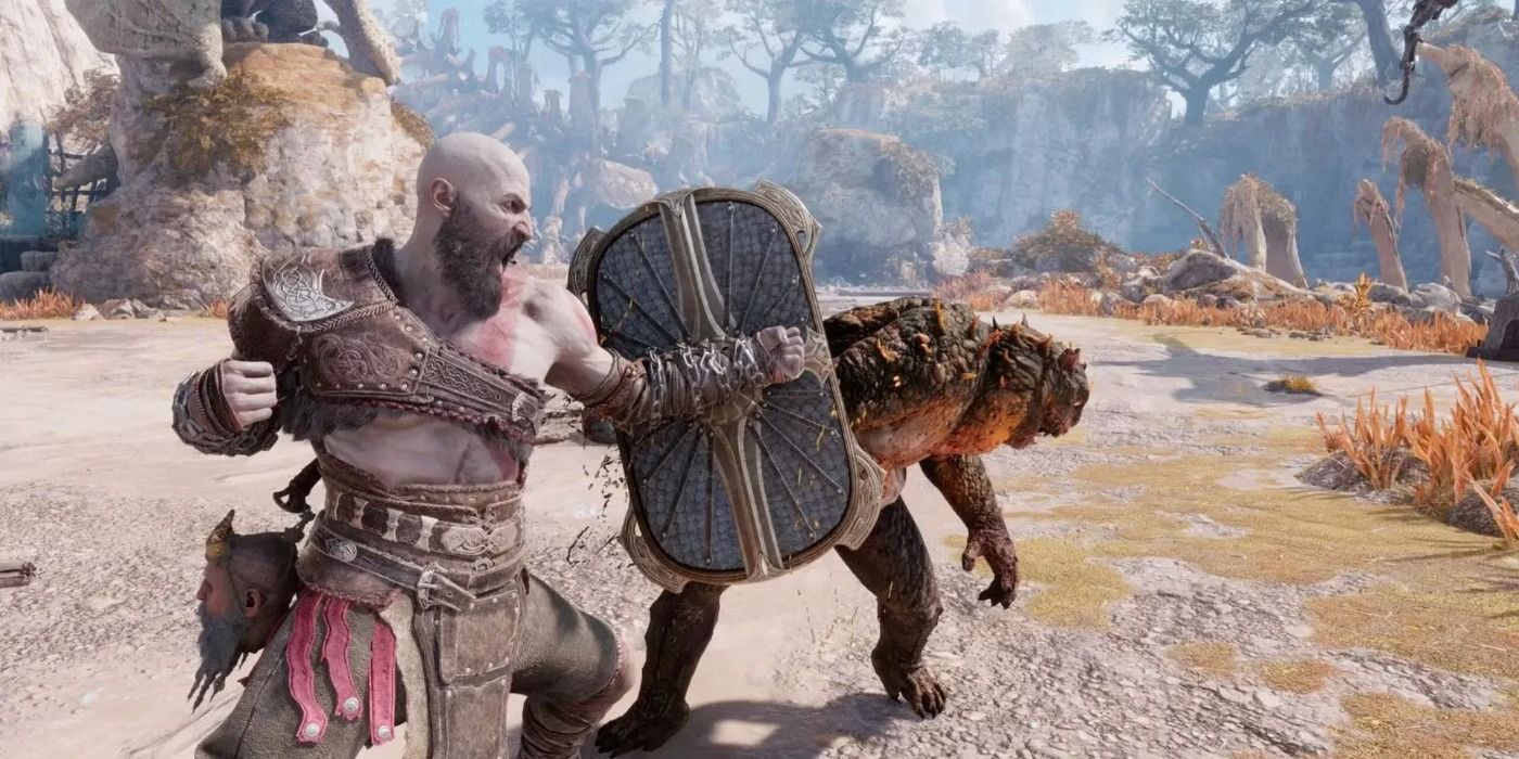 Kratos golpeando um inimigo com seu escudo em God of War Ragnarok.