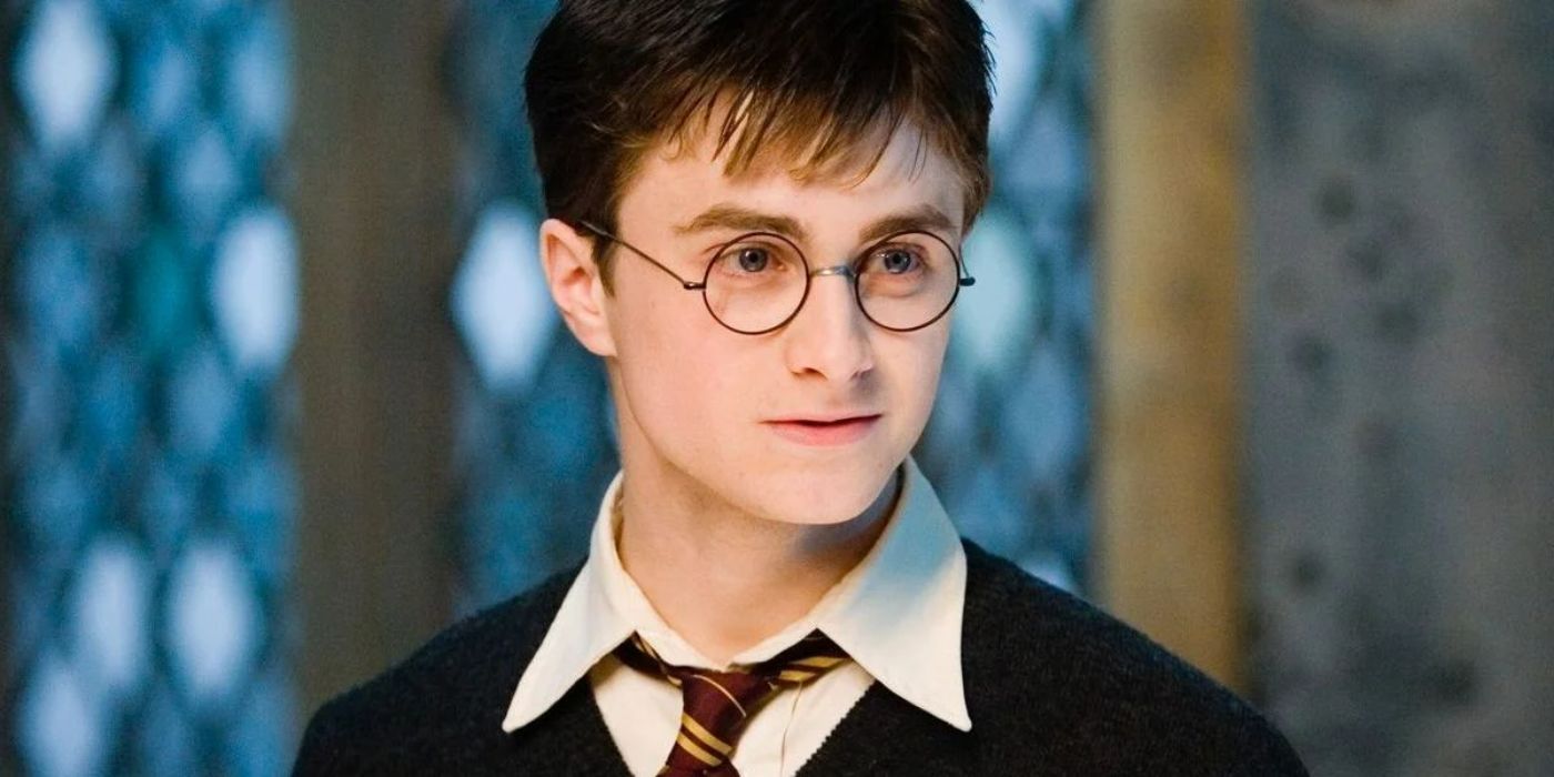 Um close do rosto de Harry em Harry Potter. 