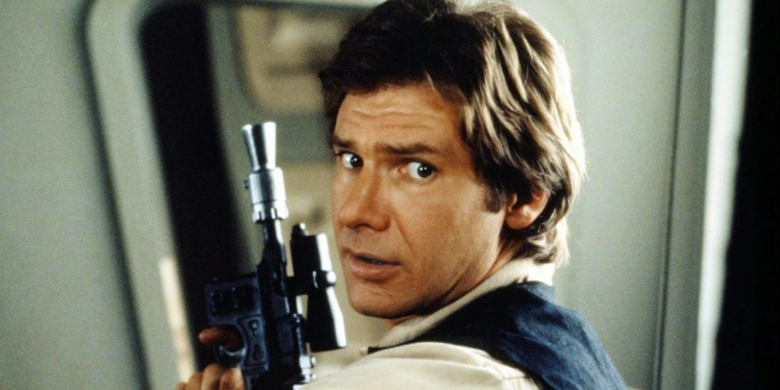 Han Solo dengan blaster di Star Wars