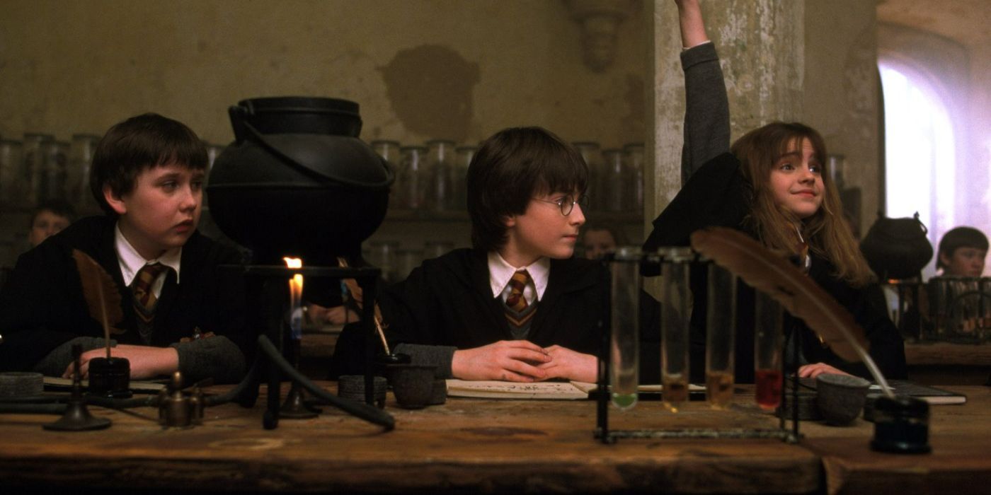 Hermione levantando a mão na aula de poções em Harry Potter. 