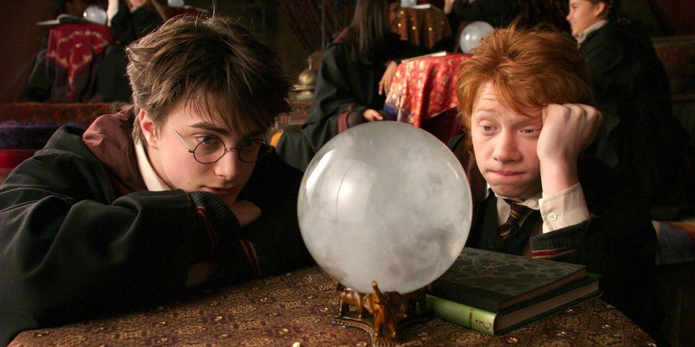 Harry e Ron parecendo entediados na aula de Adivinhação em Harry Potter. 