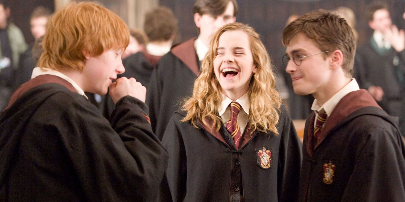 Harry, Ron e Hermione rindo em Harry Potter. 