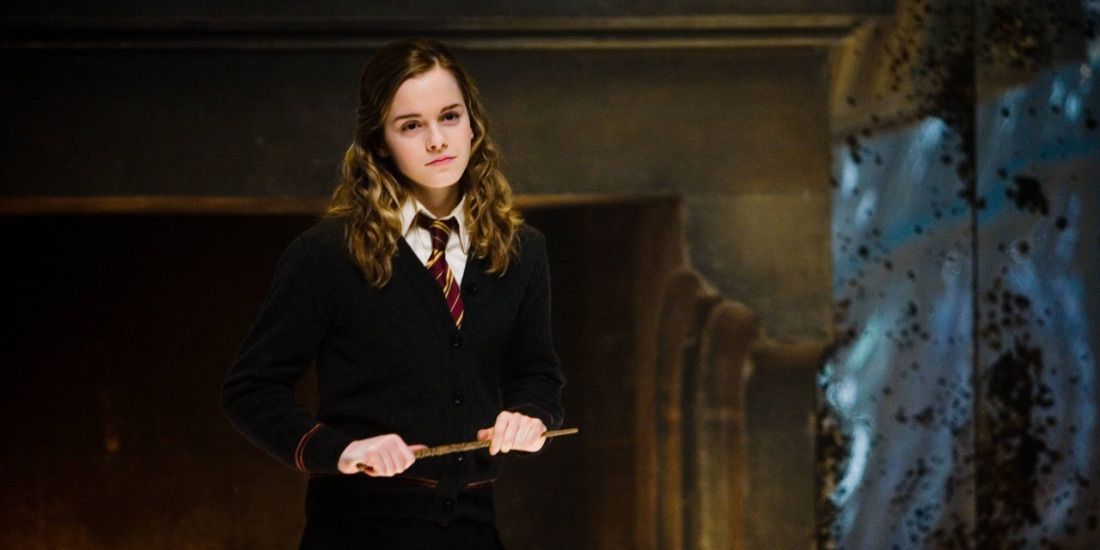 Hermione Granger segurando sua varinha em Harry Potter.