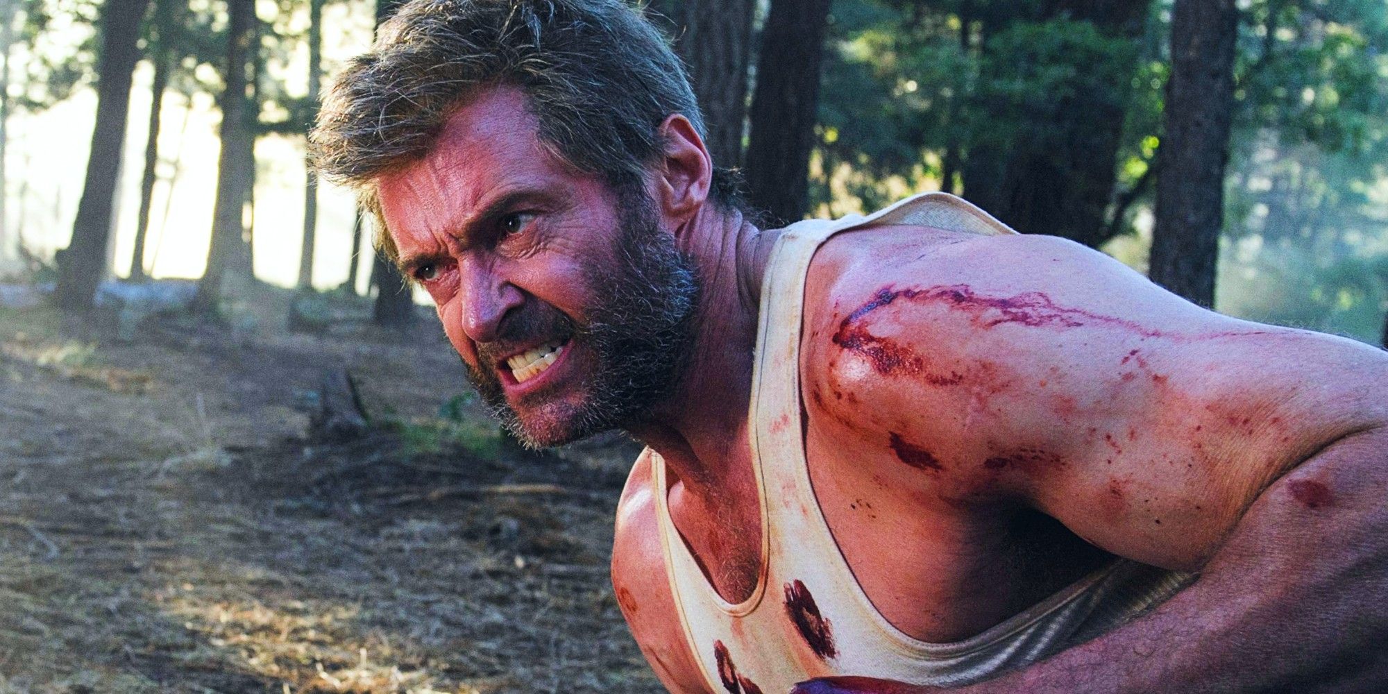Hugh Jackman meringis sebagai Wolverine di Logan