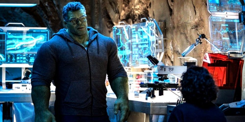 Hulk conversando com Jen em seu laboratório em She-Hulk 