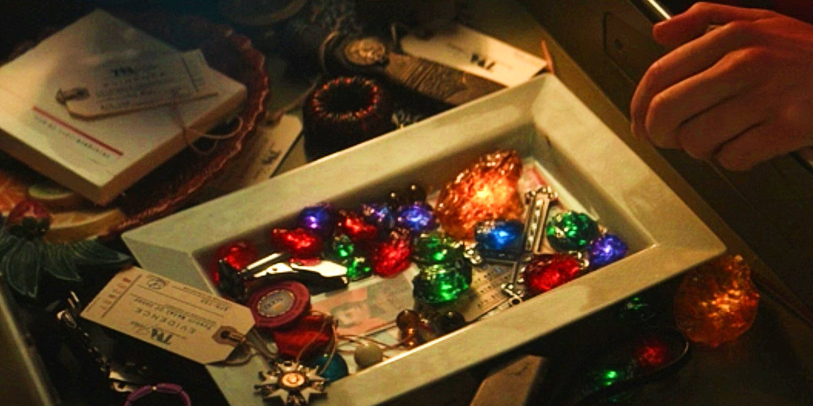 Infinity Stones usadas como pesos de papel em Loki TVA
