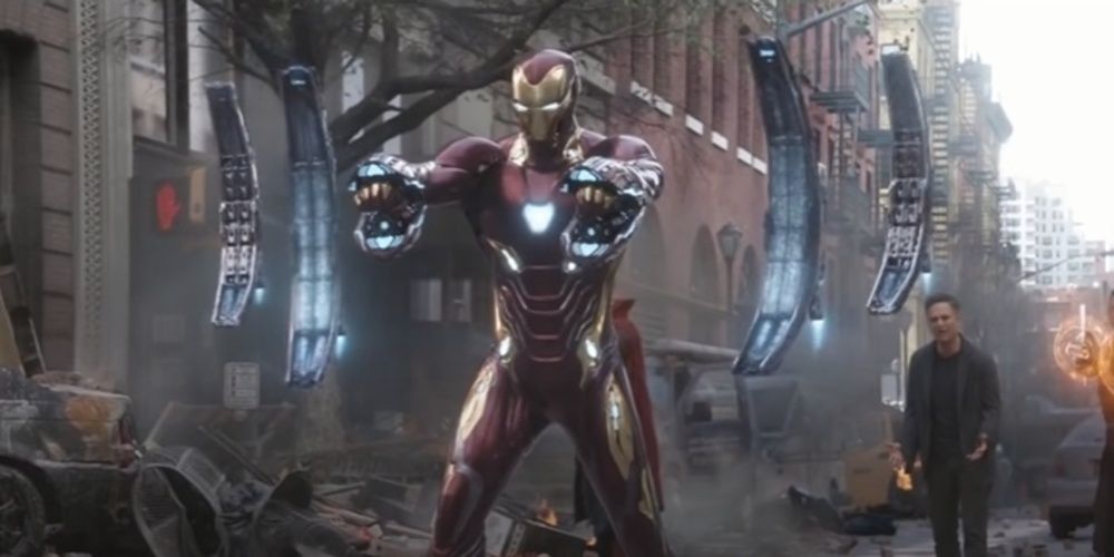 Iron Man richt zijn blasters in Avengers Infinity War 
