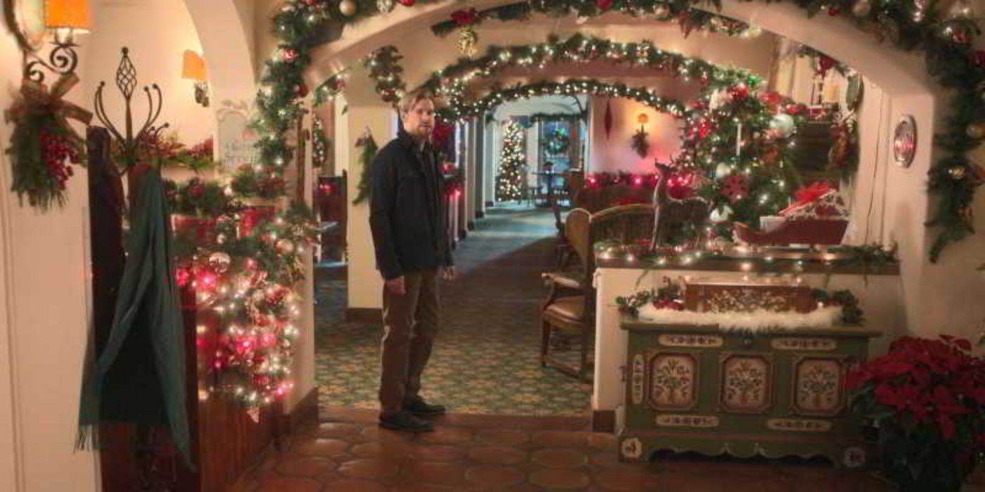 Jake parado no saguão do Northstar Lodge em Falling for Christmas