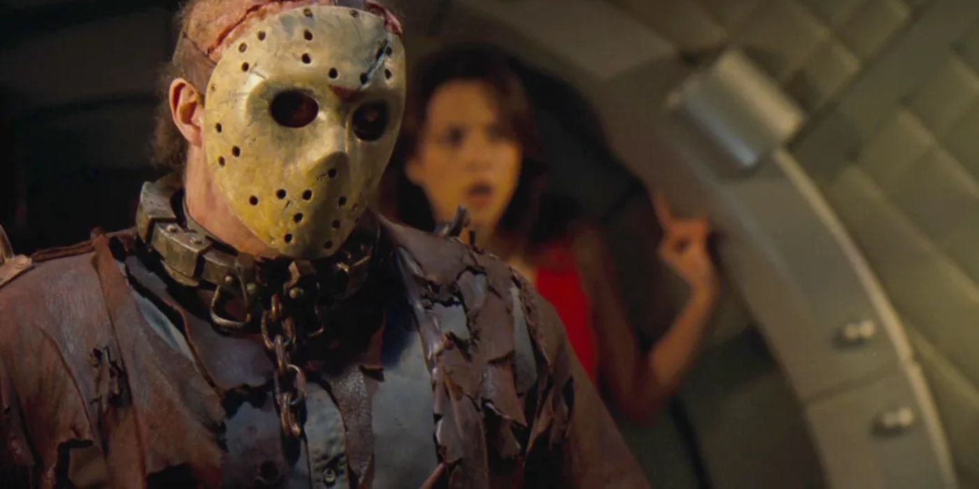 Jason Voorhees usando sua máscara na frente de uma mulher em Jason X