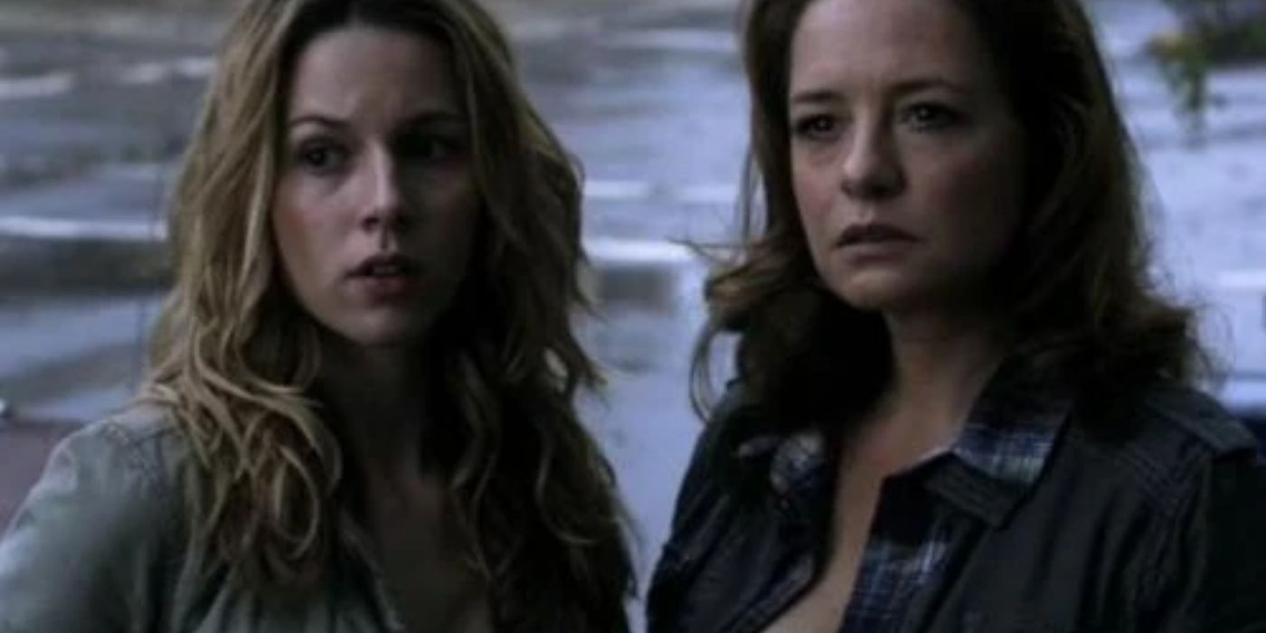 Jo and Ellen standing side by side in Supernatural. 