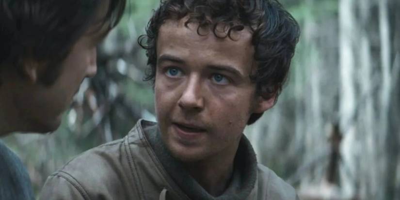 Karis Nemik talking to Cᴀssian in Andor