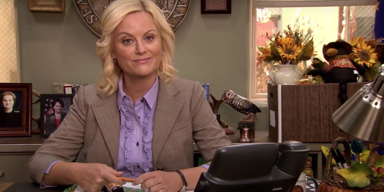 Leslie Knope em seu escritório em Parks and Recreation