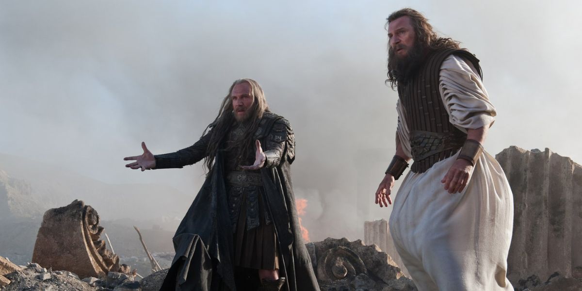 Liam Niessen e Ralph Fiennes como Zues e Hades em Clash of Titans