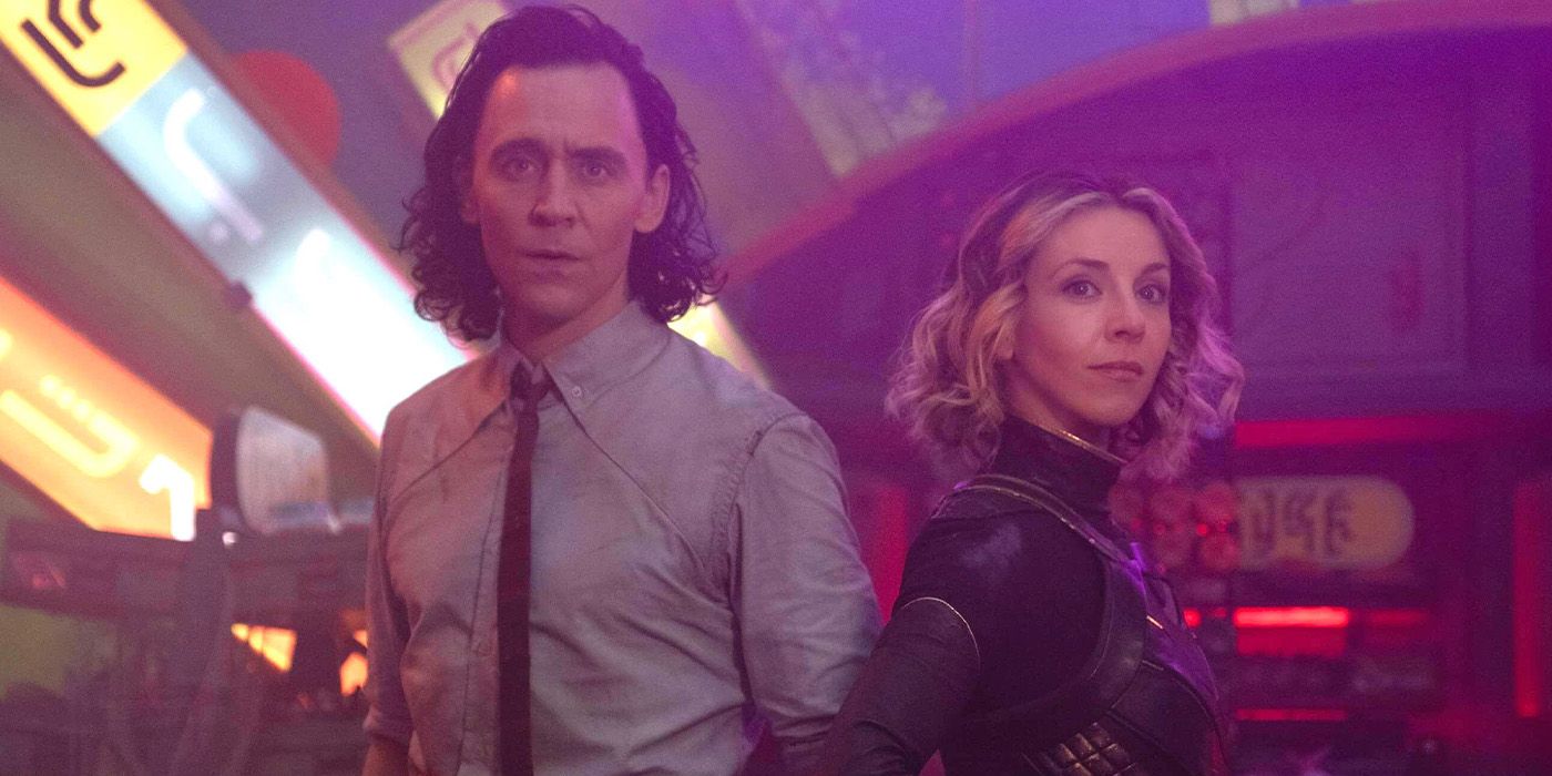 Loki e Sylvie em frente a um cenário iluminado por neon.