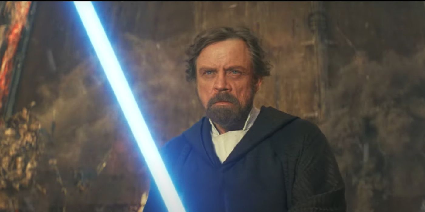 Luke Skywalker com sabre de luz azul em Star Wars Episódio VIII: Os Últimos Jedi
