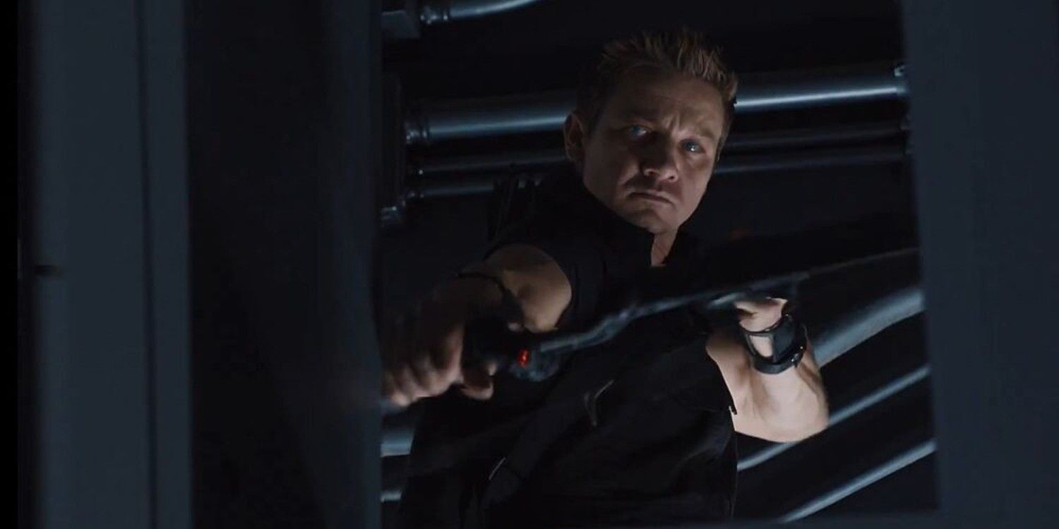 Clint Barton mirando seu arco em Os Vingadores