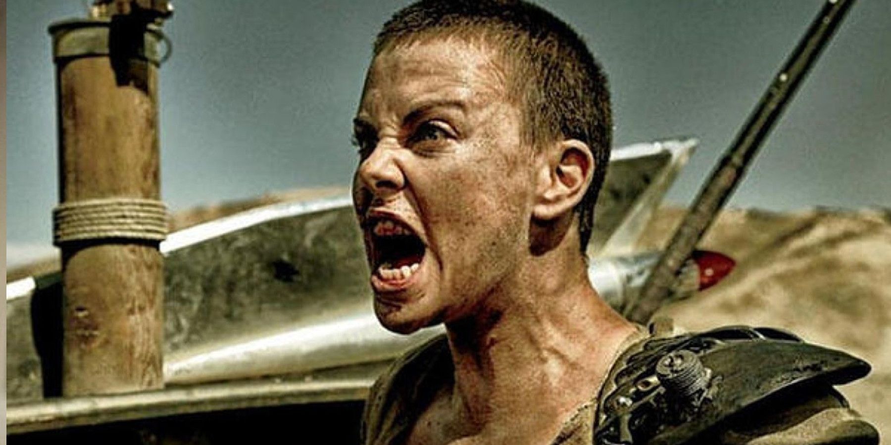 Charlize Theron como Imperator Furiosa gritando em Mad Max Fury Road