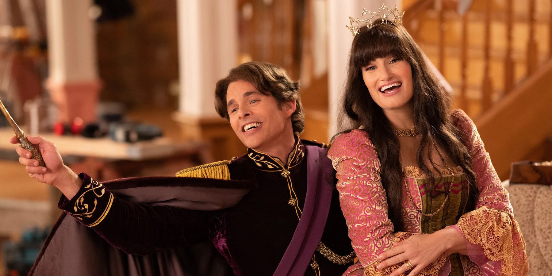 James Marsden como Rei Edward e Idina Menzel como Rainha Nancy em Desencantado.jpg