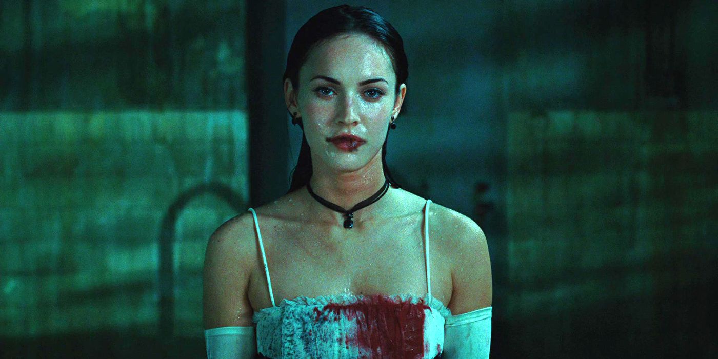 Megan Fox como Jennifer está com um vestido manchado de sangue em Jennifer's Body.