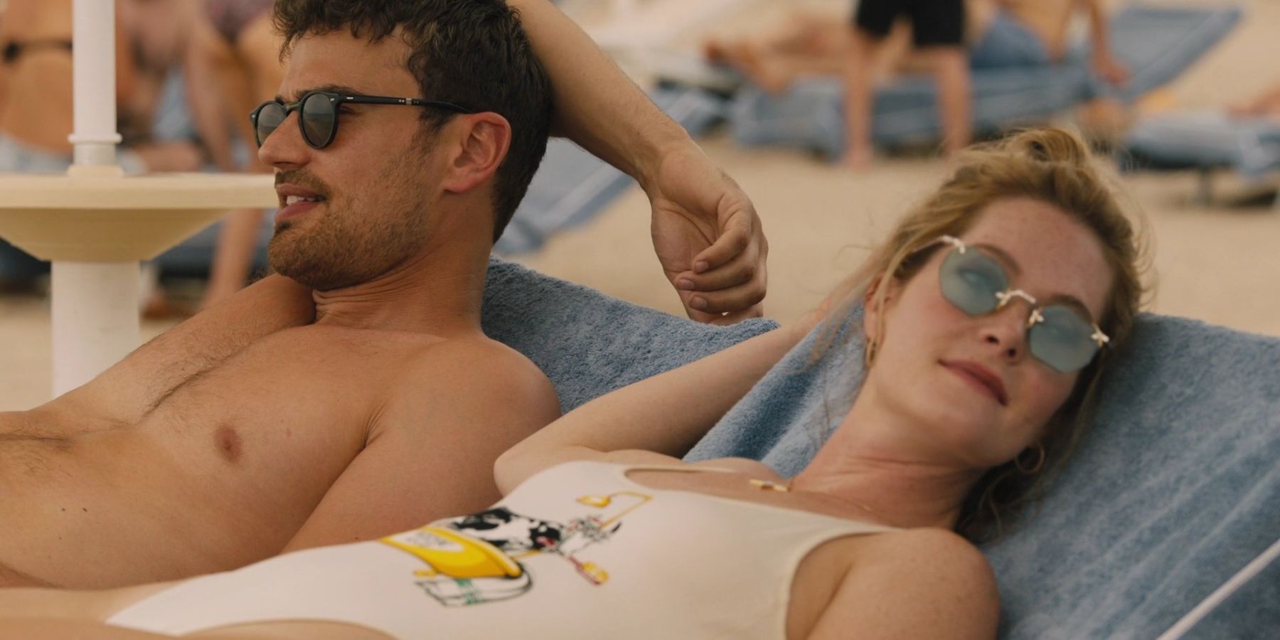 Meghann Fahy e Theo James como Daphne e Cameron Sullivan na praia em The White Lotus