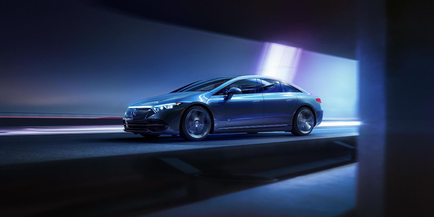 Uma imagem promocional do Mercedes EQE EV.