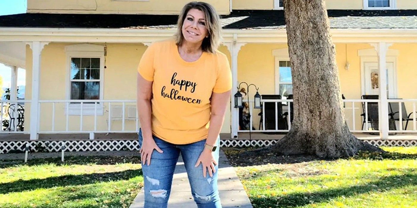 Meri Brown From Sister Wives posing in front of her home